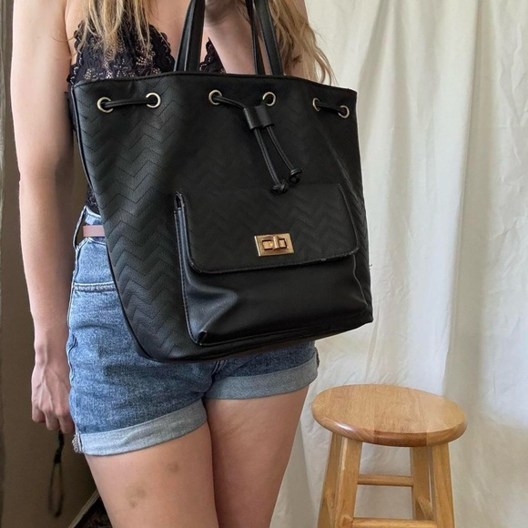 Ivy London black tote with chevron textured pattern - Picture 6 of 8